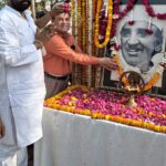 Ashfaq pays floral tributes to ex-UP CM on b’anniv